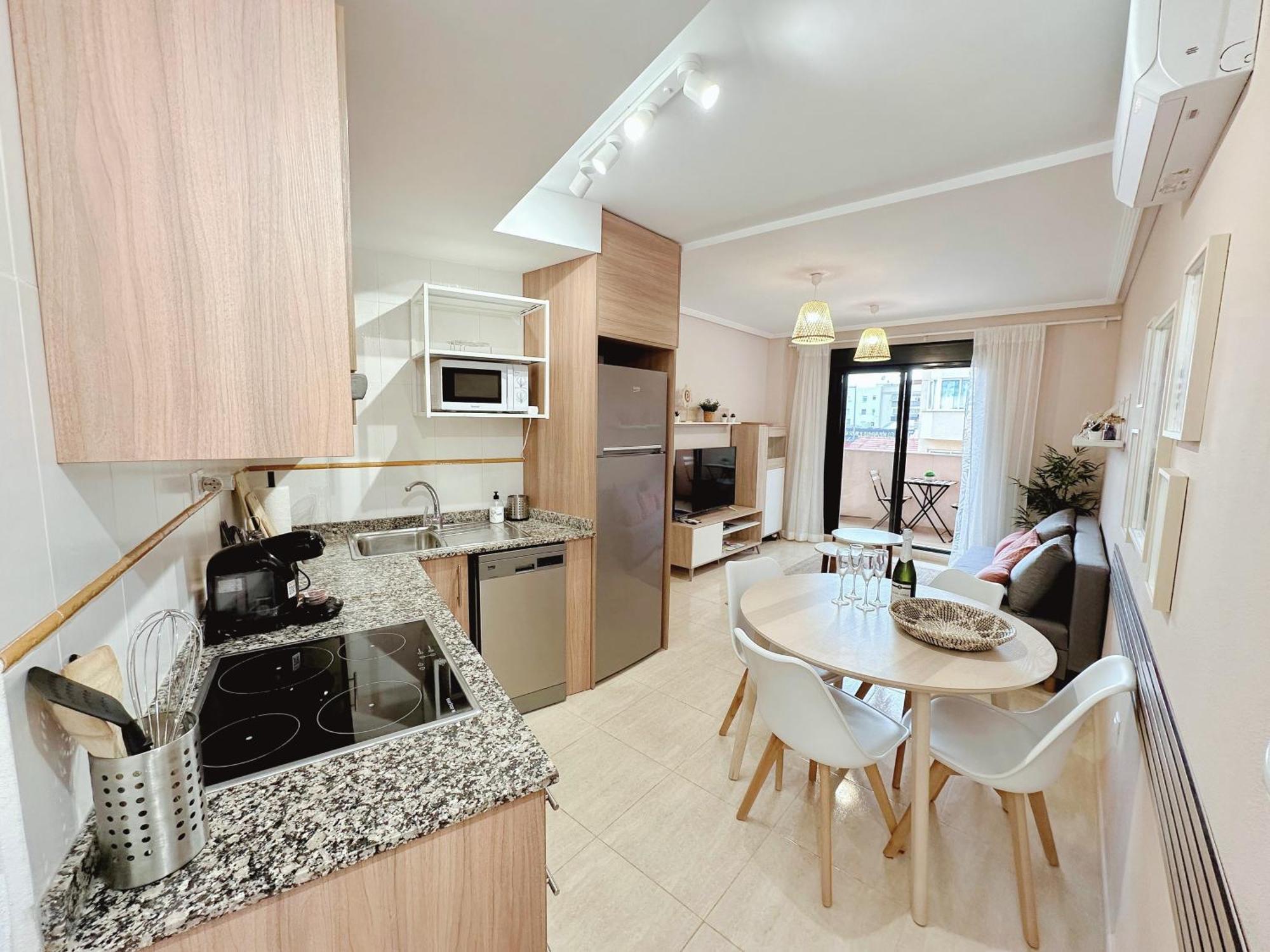 Moderne, Lumineux, Balcon, Piscine, Parking